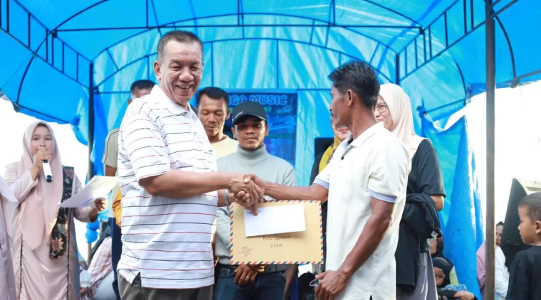 Bupati Drs. Rusma Yul Anwar M.Pd Serahkan Hadiah Pemenang Lomba Pacu Sampan Pantai Suta