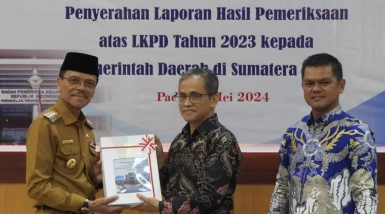 Bupati Limapuluh Kota Safaruddin Dt. Bandaro Rajo, didampingi ketua komisi II DPRD setempat Syamsuirman di aula Gedung BPK RI Perwakilan Sumbar, kota Padang, Selasa 6 Mei 2024