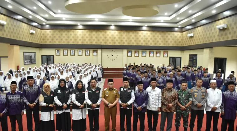 Pj Walikota Payakumbuh Jasman foto bersama usai melepas 228 JCH asal Payakumbuh di aula Ngalau Lt. 3 Balai Kota Payakumbuh, Selasa 14 Mei 2024 pagi.