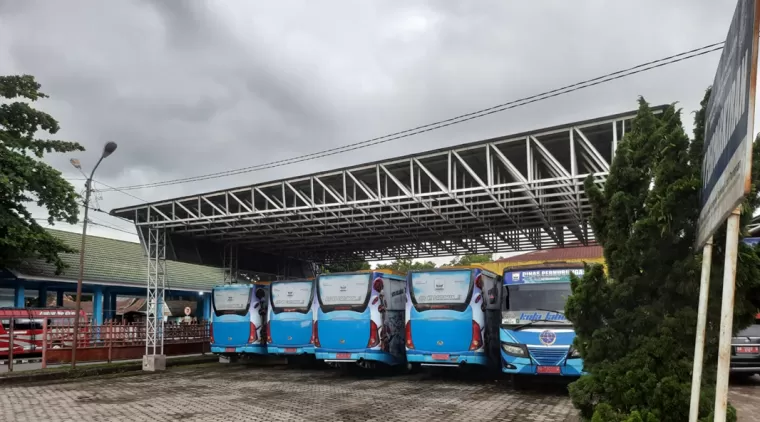 Bus Sekolah untuk antar jemput pelajar di Kota Pariaman saat parkir di halaman Samping Kantor Dishub Kota Pariaman.(Trisnaldi).