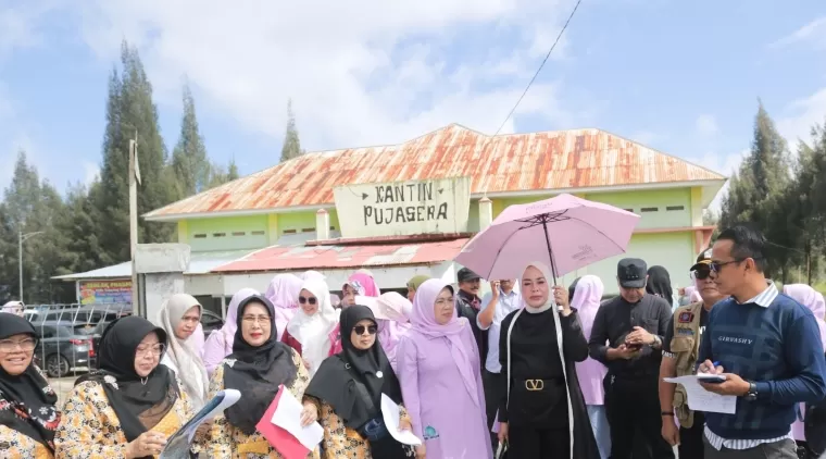 Hj. Emiko (pakai payung) bersama Pengurus TP PKK Kab. Solok dan TP PKK Provinsi Sumbar, saat Survey lokasi Jambore di Alahan Panjang Resort