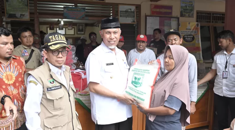 Gubernur Mahyeldi Berikan Bantuan Rp400 Juta untuk Korban Bencana di Sijunjung