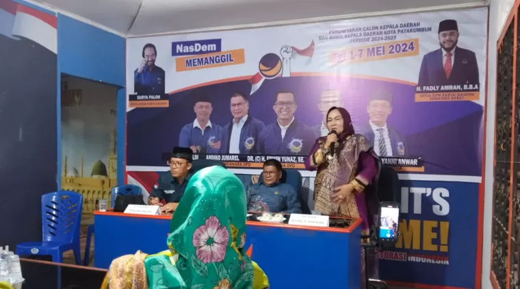 Hj. Yernita, Satu-Satunya Bundo Kanduang Payakumbuh Siap Bertarung di Pilkada dan antarkan formulir pendaftaran ke parpol yang ditujunya, terakhir diantar dan berorasi di DPD Nasdem, Selasa 7 Mei 2024.