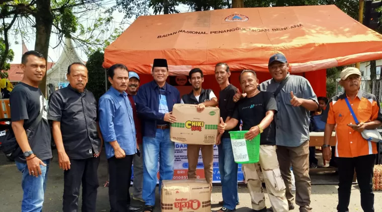 Irfendi Arbi Antarkan Bantuan Bencana Alam ke Posko Wartawan Luak Limopuluah, Sabtu 18 Mei 2024.