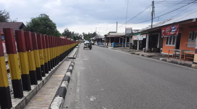 Jalan SM.Abidin Kota Pariaman dengan kondisi marka yang sangat pudar.(Trisnaldi).
