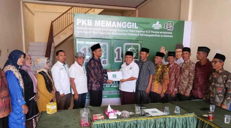 Joni Hendri antarkan formulir pendaftaran calon walikota Payakumbuh ke DPC) PKB, Senen 6 Mei 2024.