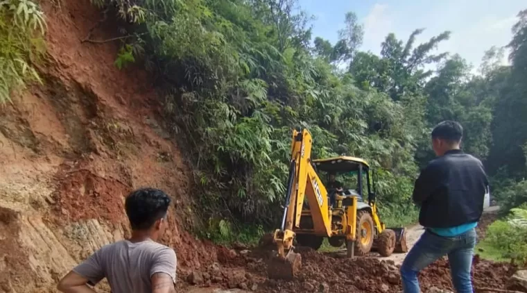 Alat berat dari Dinas PUPR Kab. Solok, bekerja cepar melakukan penanganan bencana longsor di Jorong Talago, Nagari Sulit Air.