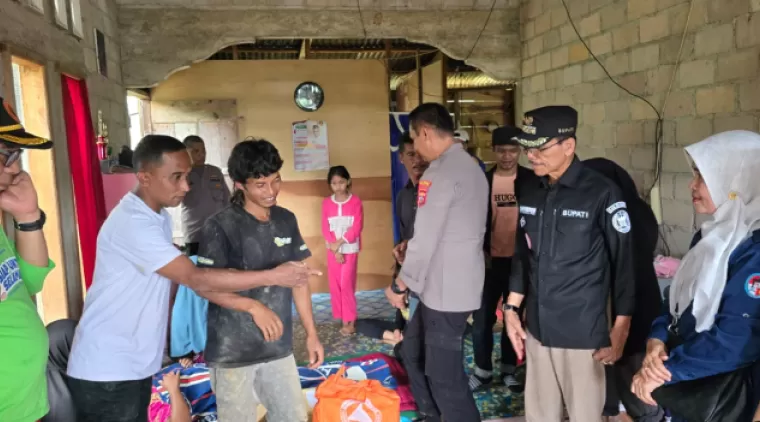 Bencana tanah longsor di jorong Mudiak Liki Nagari Kurai kecamatan Suliki, kabupaten Limapuluh Kota, polres Limapuluh Kota berikan bantuan warga yang terkena musibah, baru-baru ini.