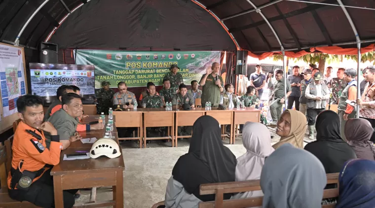 Kepala BNPB dan Gubernur Sumbar Memberikan Informasi Terkait Relokasi Saat Berkunjung ke Posko Bukik Batabuah