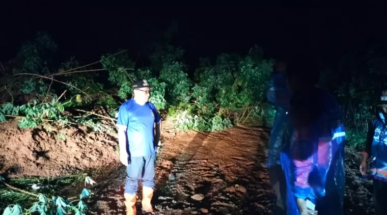 Pj Walikota Payakumbuh Jasman langsung turun ke lokasi banjir dan longsor di kelurahan Padang Karambia, Payakumbuh Selatan, Minggu 12 Mei 2024.