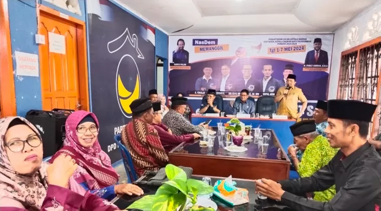Owner RSIA Sukma Bunda Payakumbuh Dr. Efriza Naldi mengembalikan formulir pendaftaran calon kepala daerah ke partai Nasdem dan PPP, Selasa 7 Mei 2024 sore.