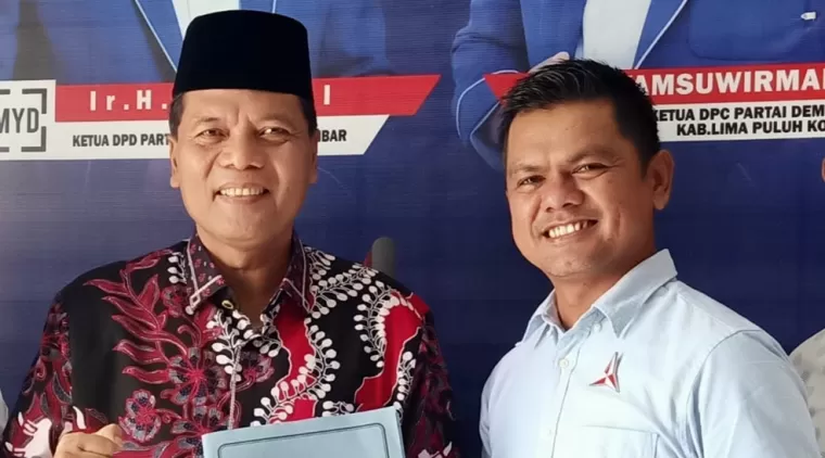 Ir.H. Irfendi Arbi.MP bersama ketua DPC Demokrat Syamsuirman, usai mendaftar calon bupati,  Senen 6 Mei 2024.