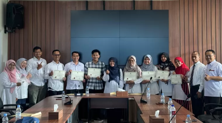 Rektor Prof. Dr. Martin Kustati, M.Pd. Berikan Sertifikat Serdos kepada Tujuh Dosen Muda UIN Imam Bonjol Padang