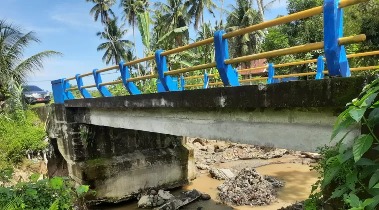 ondisi terkini kerusakan struktur bagian bawah jembatan Surau Gadang Tonggak di Kecamatan Pariaman Timur Kota Pariaman.(Trisnaldi).