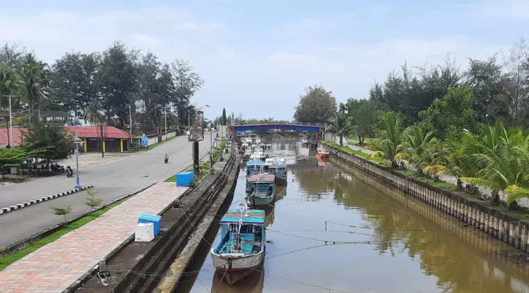 Dermaga tempat sandar kapal di Muaro Pariaman tanpa rubber fender.(Trisnaldi).