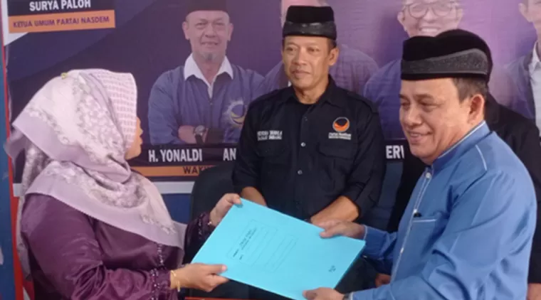 Tokoh Adat Aia Tobik, Falevi Mazni Mendaftar ke Partai Nasdem dan PAN di 2 Tempat Berbeda, Minggu 5 Mei 2024.