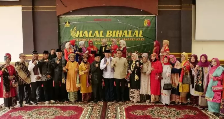 Wawako Ramadhani (tengah baju krem) di acara HBH Keluarga Besar Kota Solok Jakarta Raya