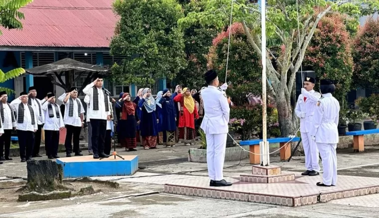 Wawako Ramadhani Kirana Putra (berdiri diatas panggung utama), saat bertindak sebagai Inspektur Upacara Hardiknas di SMPN2 Kota Solok