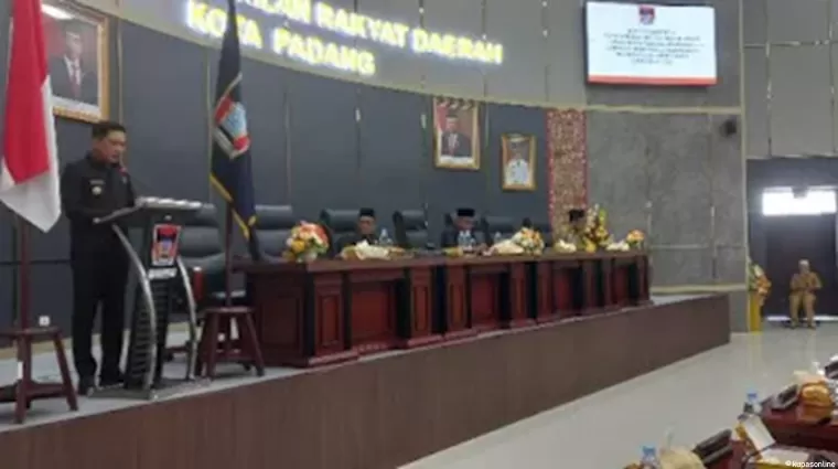 Suasana rapat paripurna di DPRD Padang