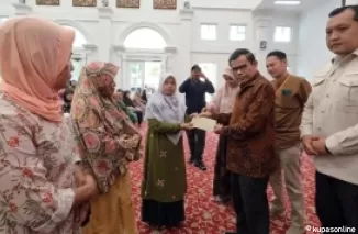 Sekda Bukittinggi serahkan PKH murni secara simbolis