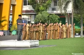 Sekretaris Daerah Kabupaten Agam Edi Busti memimpin apel gabungan di Halaman Kantor Bupati Agam