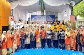 Wawako Ramadhani Kirana Putra (tengah batik orange) bersama Kepala Sekolah dan para Guru, di acara Pelepasan dan Perpisahan Siswa Kelas VI SDN 03 Kampung Jawa.