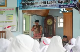 Bupati Agam diwakili Asisten Pemerintahan dan Kesra Rahman saat melepas pawai Calon Jamaah Haji