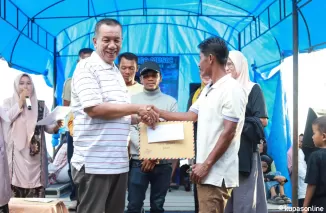 Bupati Drs. Rusma Yul Anwar M.Pd Serahkan Hadiah Pemenang Lomba Pacu Sampan Pantai Suta