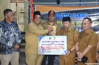 Bupati Padang Pariaman Suhatri Bur bersama Ketua DPRD Padang Pariaman Arwinsyah, didampingi Sekretaris Daerah Rudy Repenaldi Rilis, dan Kepala OPD se-Padang Pariaman lakukan kunjungan ke posko utama penanggulangan bencana Kabupaten Agam