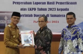 Bupati Limapuluh Kota Safaruddin Dt. Bandaro Rajo, didampingi ketua komisi II DPRD setempat Syamsuirman di aula Gedung BPK RI Perwakilan Sumbar, kota Padang, Selasa 6 Mei 2024