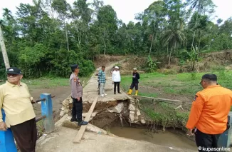 Bupati H. Safaruddin Dt. Bandaro Rajo. SH langsung melihat kondisi jalan/plat duicker yang amblas di Lokuak Panghorangan, Situjuah Ladang Laweh, Rabu 15 Mei 2024.