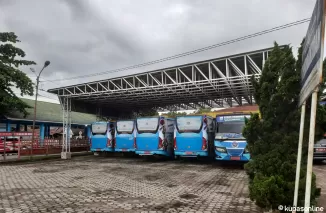 Bus Sekolah untuk antar jemput pelajar di Kota Pariaman saat parkir di halaman Samping Kantor Dishub Kota Pariaman.(Trisnaldi).