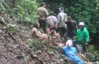 Gubernur Mahyeldi Turun Langsung untuk Mengevakuasi Korban ke Dasar Jurang Saat Sitinjau Lauik Lonsor