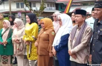 Hj. Emiko (baju kuning) didampingi Kadis Perikanan dan Pangan, Syoufitri (baju Pemda warna coklat) dan Pejabat lainya, diacara Pembukaan MTQ Tingkat Kecamatan Hiliran Gumanti.
