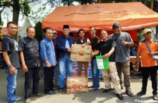 Irfendi Arbi Antarkan Bantuan Bencana Alam ke Posko Wartawan Luak Limopuluah, Sabtu 18 Mei 2024.