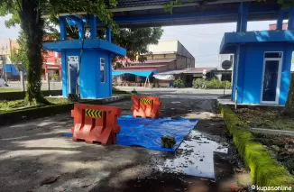 ondisi lubang di ruas jalan pintu keluar Terminal Jati Pariaman yang sudah ditumbok menunggu kering.(Trisnaldi)