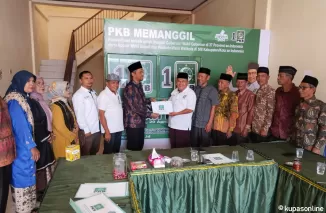 Joni Hendri antarkan formulir pendaftaran calon walikota Payakumbuh ke DPC) PKB, Senen 6 Mei 2024.