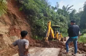 Alat berat dari Dinas PUPR Kab. Solok, bekerja cepar melakukan penanganan bencana longsor di Jorong Talago, Nagari Sulit Air.