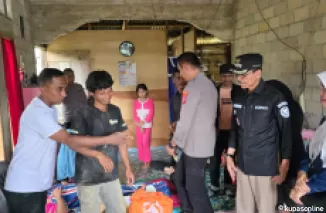 Bencana tanah longsor di jorong Mudiak Liki Nagari Kurai kecamatan Suliki, kabupaten Limapuluh Kota, polres Limapuluh Kota berikan bantuan warga yang terkena musibah, baru-baru ini.