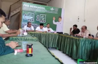 Ketua DPRD Sumbar, Supardi, Menyerahkan Persyaratan Administrasi Balon Walikota ke DPC PKB Kota Payakumbuh