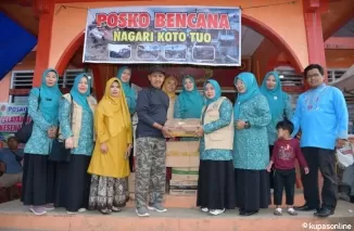 Penyerahan bantuan oleh ketua TP-PKK Agam