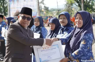 Momen Hari Pendidikan Nasional, Solsel Upacara dan Berikan Penghargaan Tenaga Pendidik