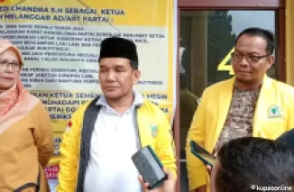 Ketua Harian DPD II partai Golkar Bukittinggi memberi keterangan tentang mosi tak percaya pada Ketua DPD II Bukittinggi