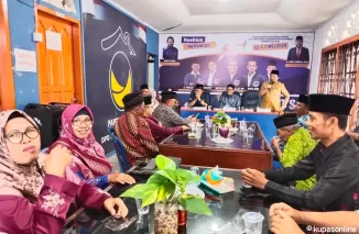 Owner RSIA Sukma Bunda Payakumbuh Dr. Efriza Naldi mengembalikan formulir pendaftaran calon kepala daerah ke partai Nasdem dan PPP, Selasa 7 Mei 2024 sore.