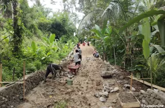 Pengerjaan lanjutan jalan rabat beton tahun ini (2024) di Dusun Durian Gadang Desa Tungkal Selatan Kota Pariaman.(Trisnaldi).