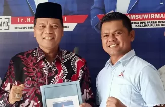Ir.H. Irfendi Arbi.MP bersama ketua DPC Demokrat Syamsuirman, usai mendaftar calon bupati,  Senen 6 Mei 2024.