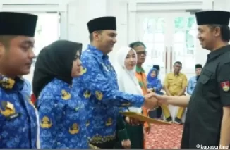 Wako Bukittinggi serahkan secara simbolis SK PNS dan CPNS