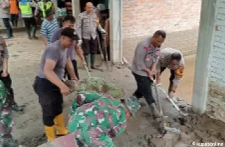 Polru dan TNI bersihkan lumpur dalam rumah warga pasca banjir bandang di ngarai sianok
