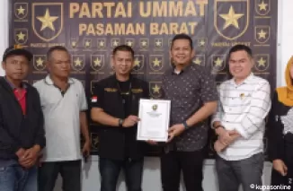 Putera Mantan Bupati Baharuddin Raba an Decky H Sahputra Mengambil Berkas Pencalonan Bupati ke DPD Partai UMMAT