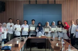 Rektor Prof. Dr. Martin Kustati, M.Pd. Berikan Sertifikat Serdos kepada Tujuh Dosen Muda UIN Imam Bonjol Padang